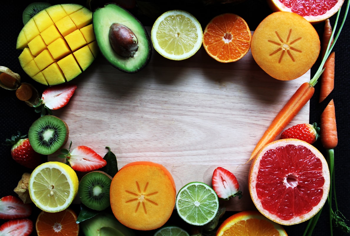 Variedad de alimentos coloridos ricos en antioxidantes